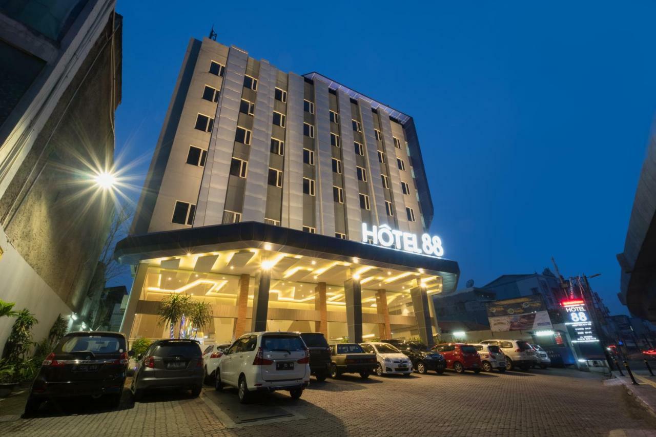 Hotel 88 Itc Fatmawati Jakarta By Wh Exterior foto