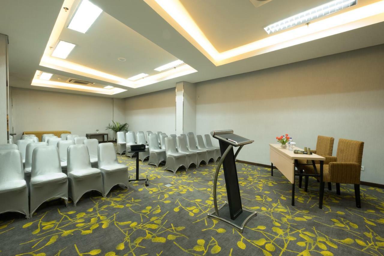 Hotel 88 Itc Fatmawati Jakarta By Wh Exterior foto